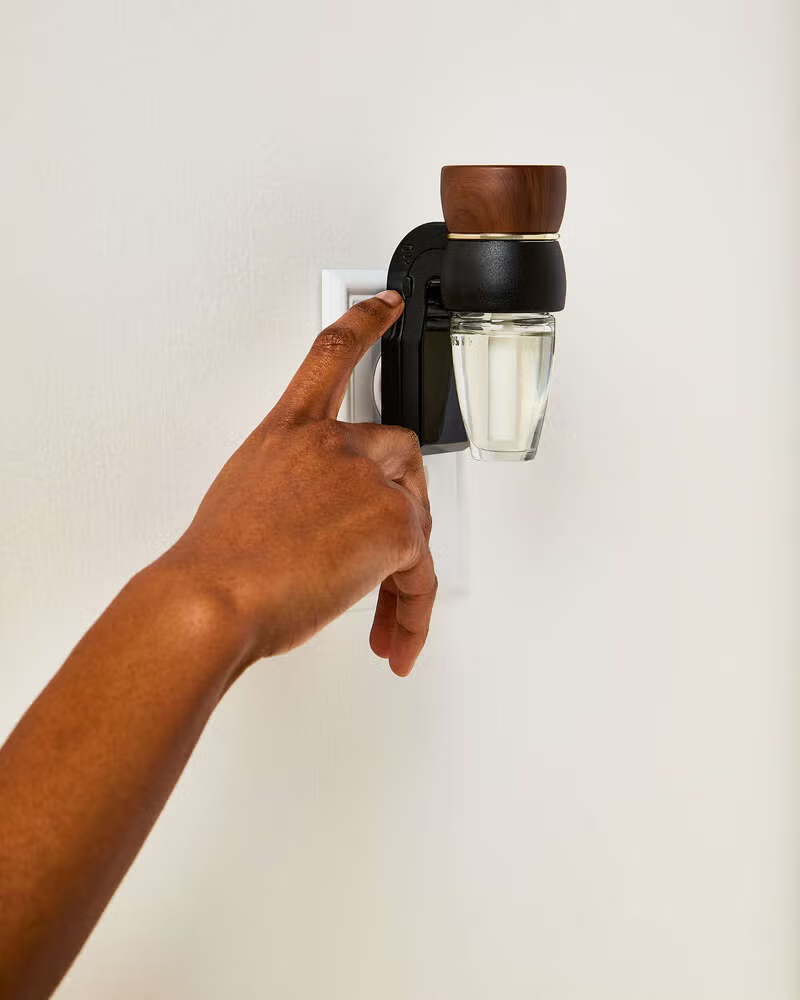 Wallflower plug Black Hourglass Scent Control