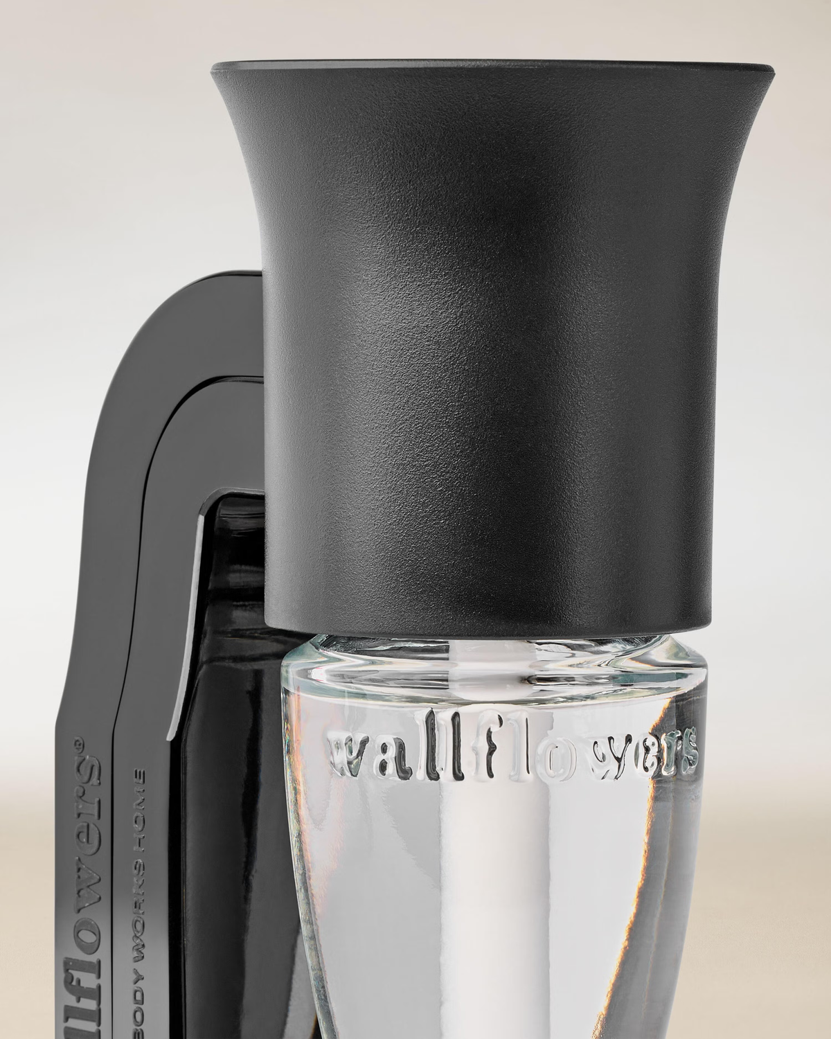 Wallflower Fragrance Plug Negro